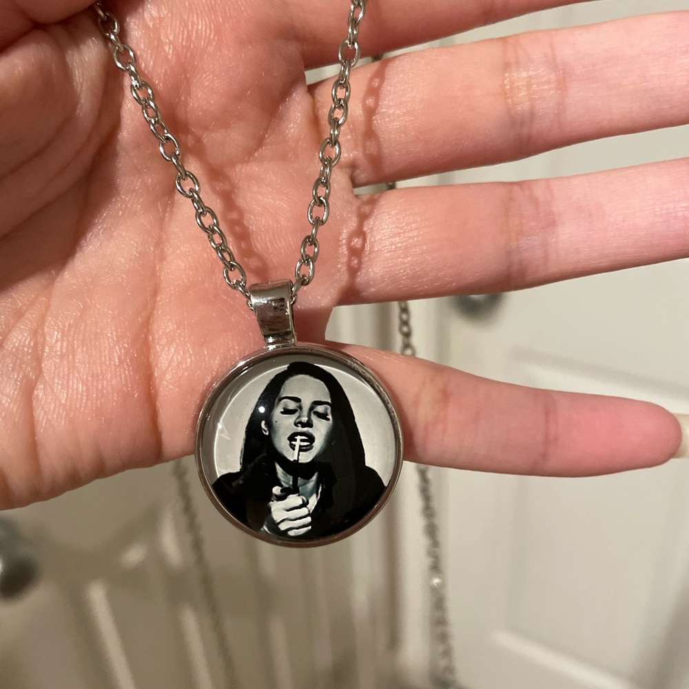 lana del rey necklace